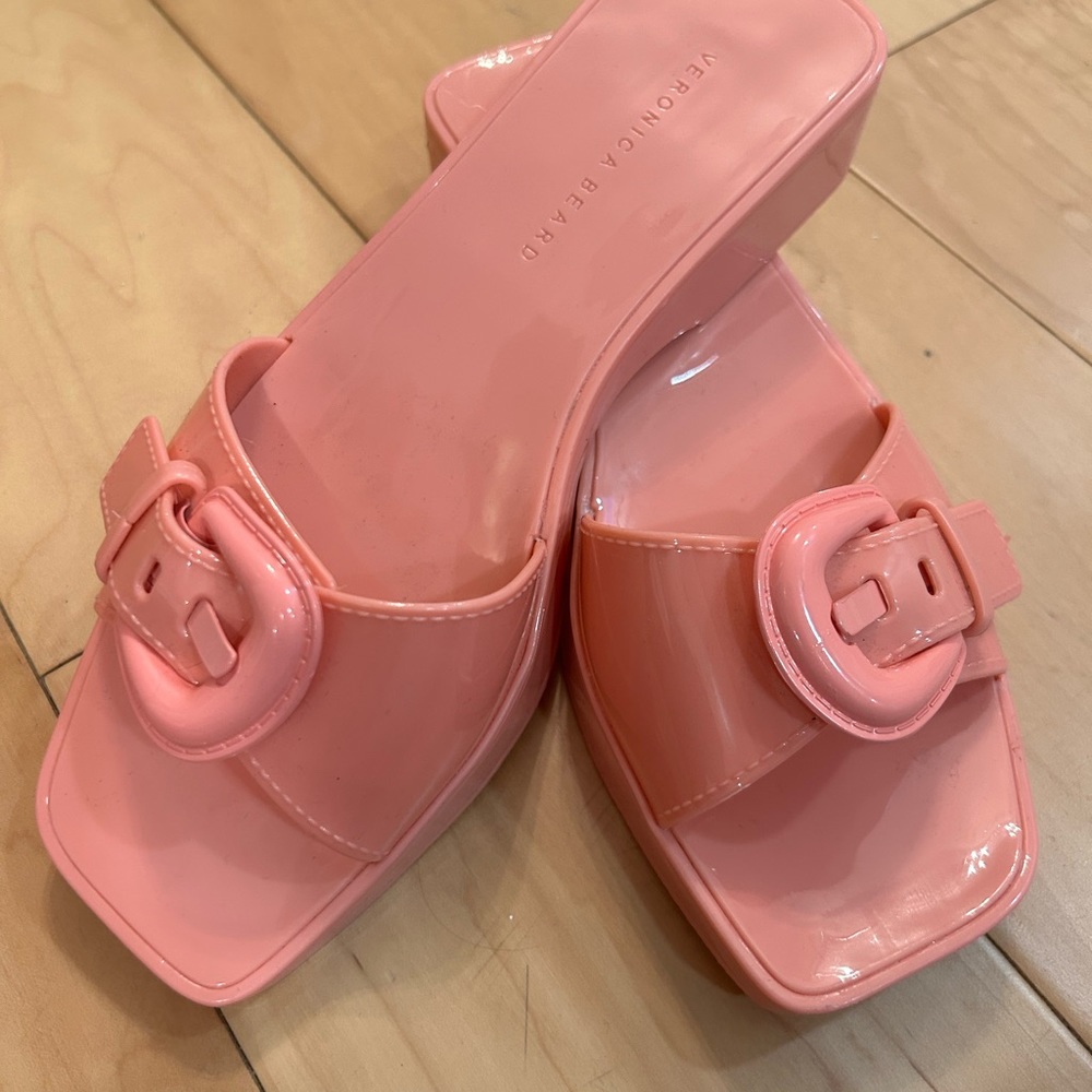 VERONICA BEARD DAVINA JELLY SANDAL in Dragonfruit.